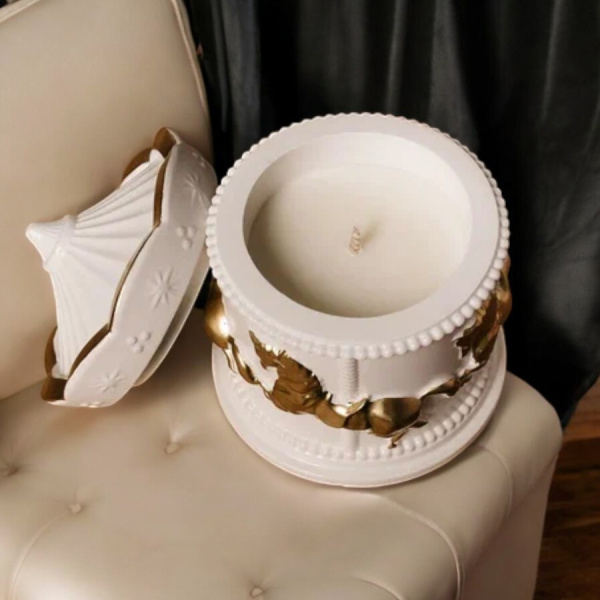 Аромасвеча в шкатулке из гипса с крышкой 110 мл., барельеф Золотая Карусель / Ассортимент ароматов